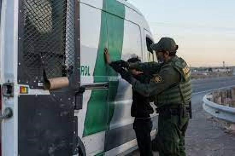 الجيش الأمريكي ينتشر على الحدود المكسيكية في ظل تزايد أعداد المُهاجرين