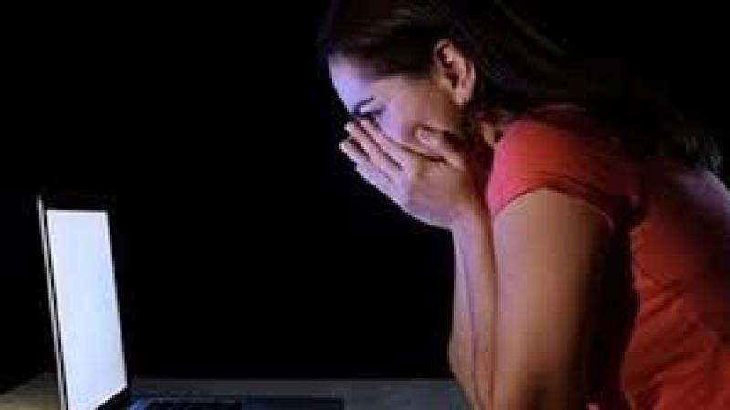  بتهمه ابتزاز فتاة