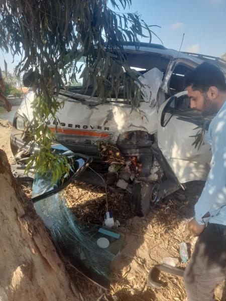 أول صور لحادث تصادم سيارة ميكروباص بشجرة على طريق الإسماعيلية/ الزقازيق الزراعي