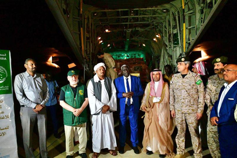 وصول الطائرة الإغاثية الثانية ضمن الجسر الجوي السعودي لمساعدة الشعب السوداني