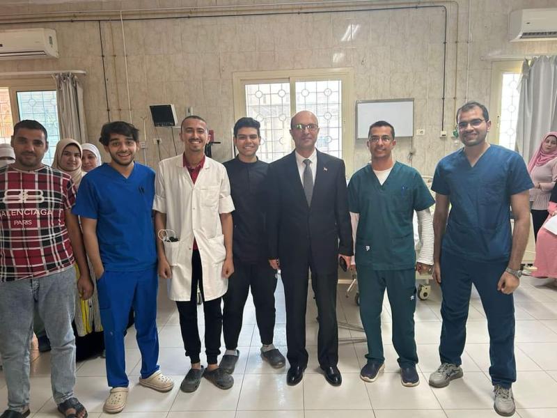 رئيس جامعة أسيوط يزور مستشفى أسيوط الجامعي الجديد  ويقرر منح مكافأة شهر للنوبتجية