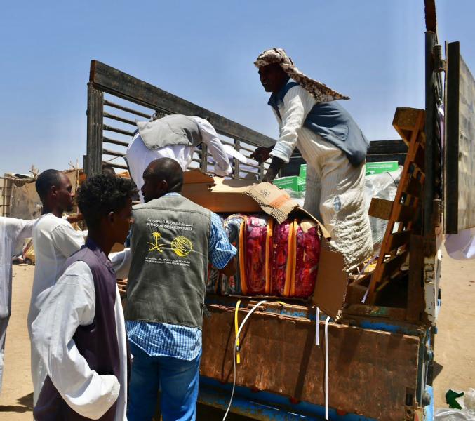 مركز الملك سلمان للإغاثة يوزع مواد غذائية وإيوائية للنازحين والمتضررين في مدينة بورتسودان