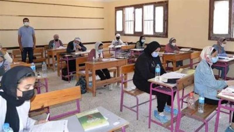 وكيل وزارة التعليم بالإسماعيلية يتفقد لجنة امتحانات مدرسة بدر الإعدادية بنات
