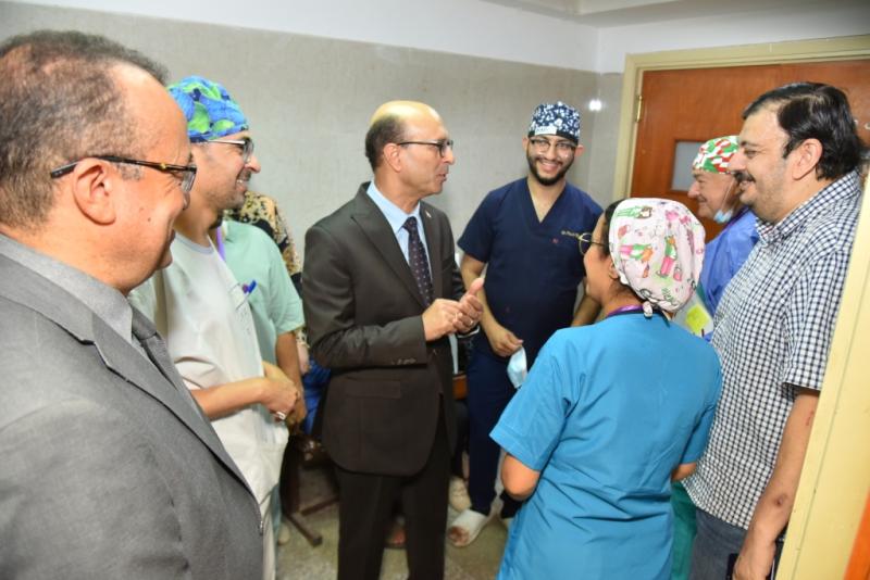 رئيس جامعة أسيوط يتفقد أعمال القافلة الطبية لمؤسسة «الابتسامة» لعلاج الأطفال