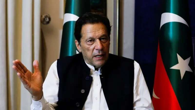 عمران خان رئيس الحكومة الباكستانية السابق يعلن ان الشرطة تحاصر منزلي واعتقالي وشيك