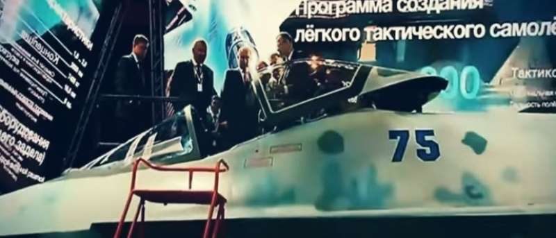 الرئيس الروسي بوتين يشاهد الطائرة سوخوي  75