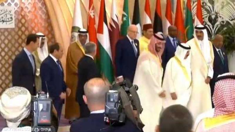 مصافحة بين الرئيس السوري بشار الأسد وأمير قطر قبل انطلاق أعمال القمة العربية