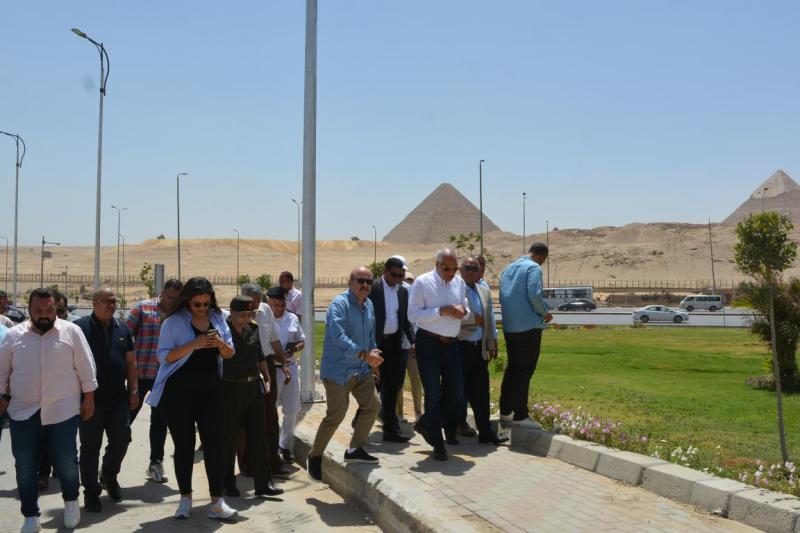 بالصور.. محافظ الجيزة يعاين أعمال التطوير بعدداً من القطاعات المحيطة بالمتحف المصرى الكبير