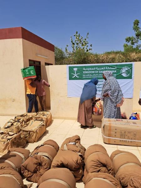مركز الملك سلمان يوزع مساعدات إغاثية لـ 514 أسرة في مدينة رفاعة بولاية الجزيرة السودانية