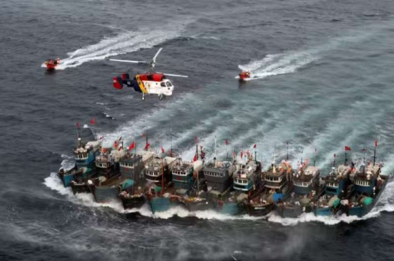 أسطول الصيد الصيني يشعل الصراع  بين واشنطن وبكين