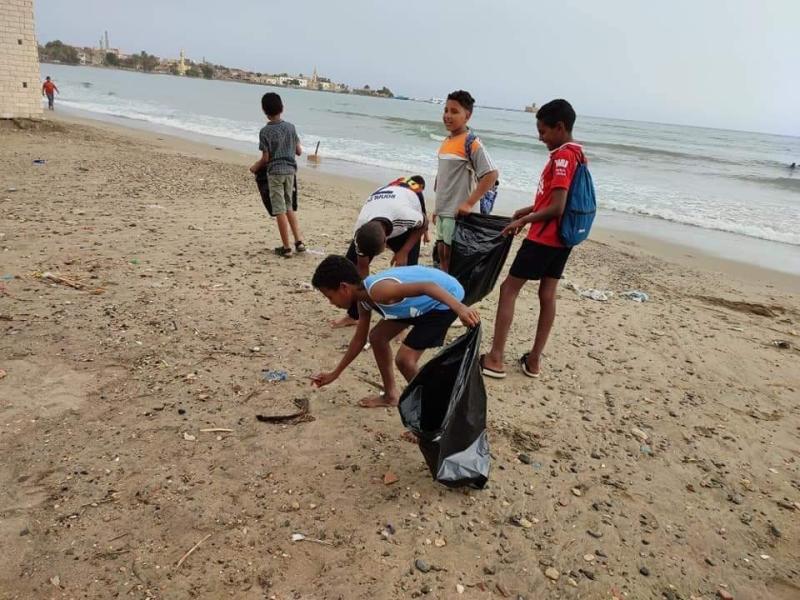 بمشاركة مجتمعية.. تنفيذ حملة نظافة ورفع المخلفات بالشاطئ العام