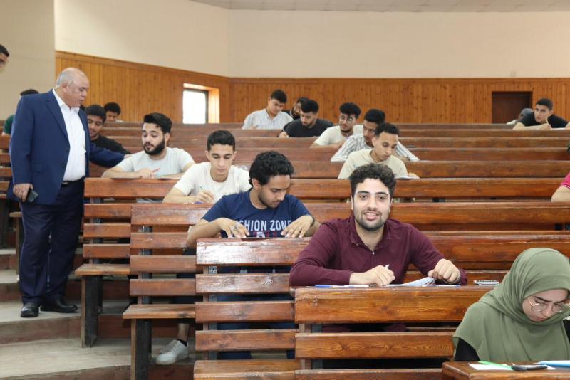 رئيس جامعة الدلتا التكنولوجية يتابع سير اختبارات نهاية العام الدراسي ٢٠٢٣/٢٠٢٢