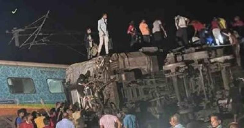 من موقع حادث تصادم قطاري الهند