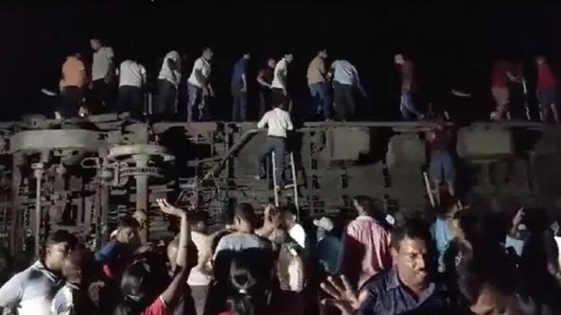 ارتفاع حصيلة ضحايا حادث تصادم ثلاث قطارات بـ”أوديشا” الهندية إلى 288 قتيلا