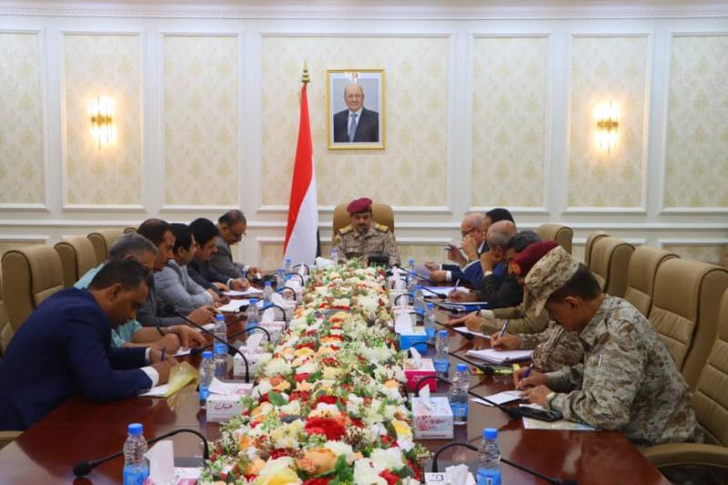 وزير الدفاع اليمني يترأس اجتماعًا لمناقشة أوضاع المنافذ البرية والبحرية