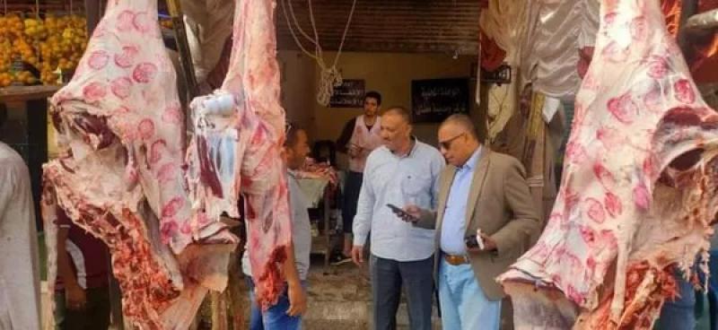 افتتاح 12 منفذاً لبيع اللحوم البلدية بأسعار مخفضة للمواطنين بمركز مطاى في المنيا