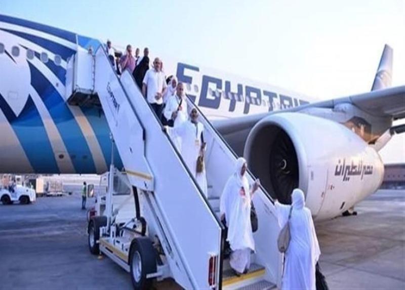 حجاج على متن رحلات مصر للطيران