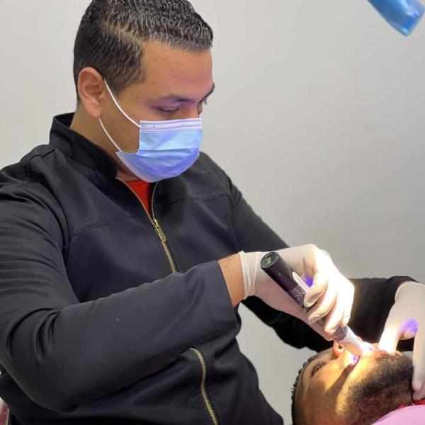 طبيب أسنان يكشف الطريقة الصحيحة لاستخدام الفرشاة والمعجون