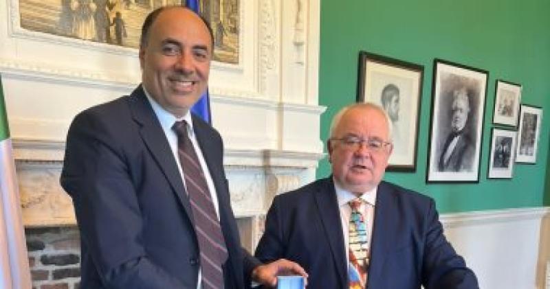 السفير ثروت سليم يلتقي رئيس البرلمان في ايرلندا