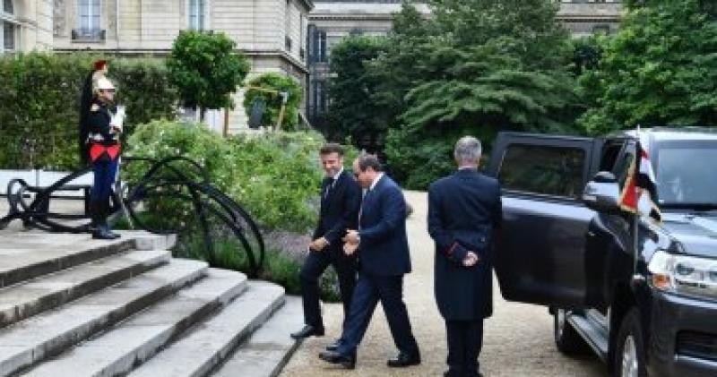 الرئيس السيسي بصحبة نظيره الفرنسي ماكرون