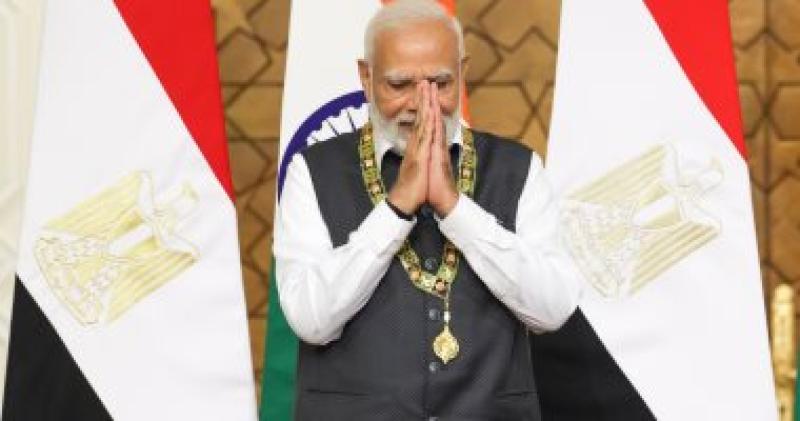 مودي رئيس الحكومة الهندية متوشحا بقلادة النيل