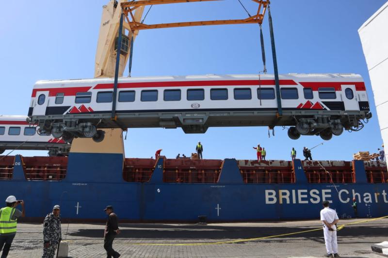 وزير النقل يعلن وصول 15 عربة درجة ثالثة مكيفة جديدة الى ميناء الإسكندرية قادمة من المجر