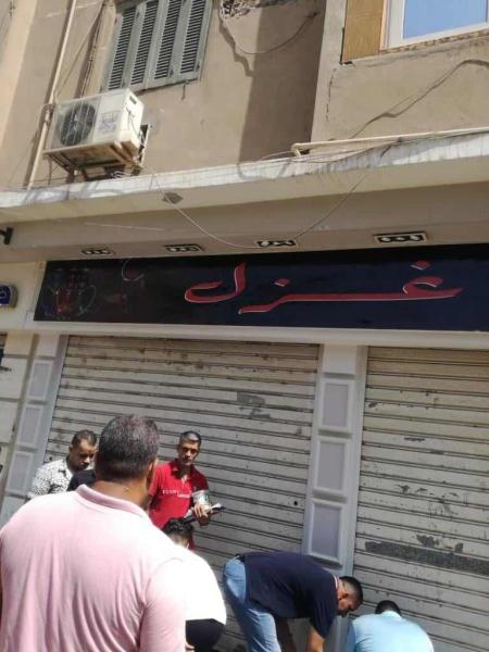 حملة مفاجئة بحى شمال مدينة المنيا تغلق مقهيين وتوقف تحويل شقة من سكنى إلى تجارى