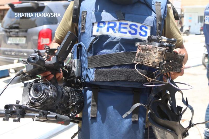 الاحتلال الإسرائيلي يستهدف الصحفيين مجدداً ويمنعهم من تغطية جرائمه داخل جنين ومخيمها