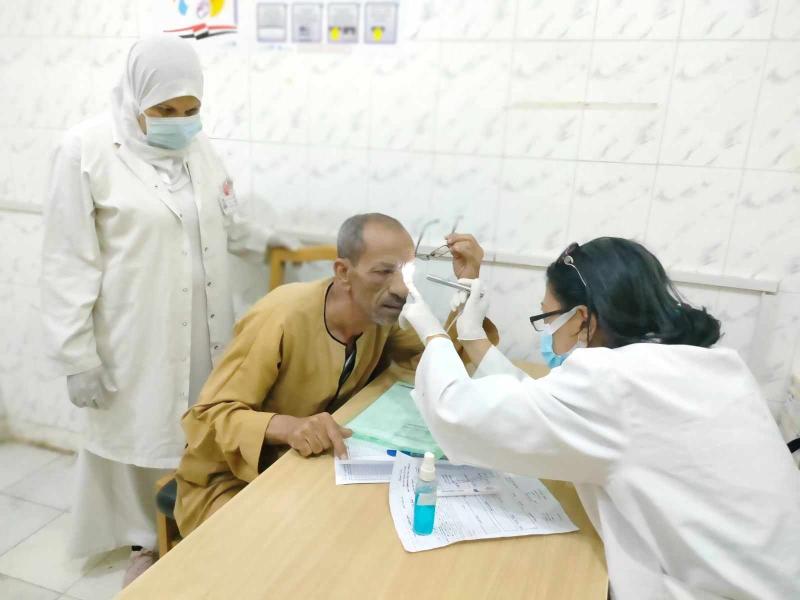 صحة المنيا تقدم خدمات طبية مجانية ل ١٥٦٤ حالة خلال قافلة بقرية نزلة البدرمان في ديرمواس