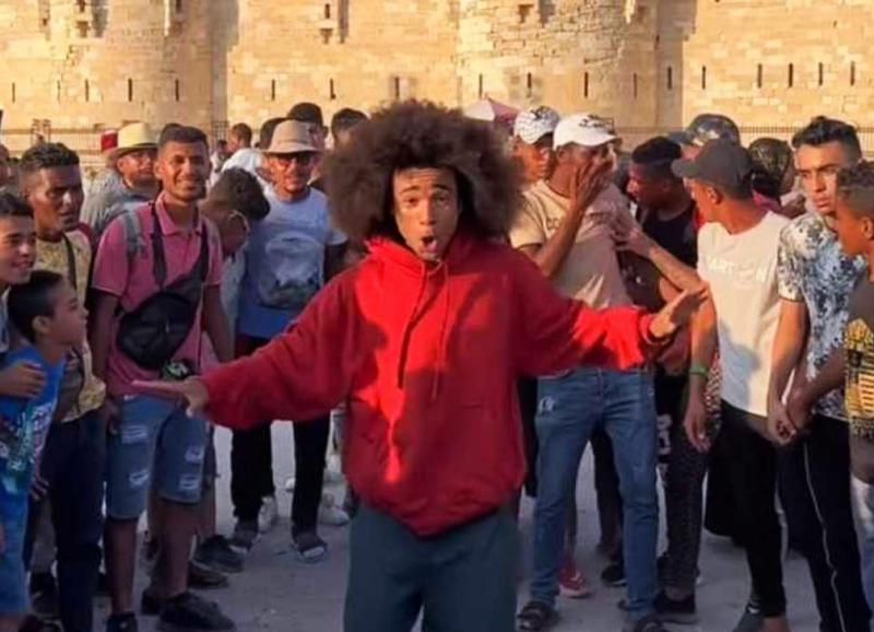 نويل روبنسون يرقص على أنغام سطلانة أمام قلعة قايتباي بالإسكندرية