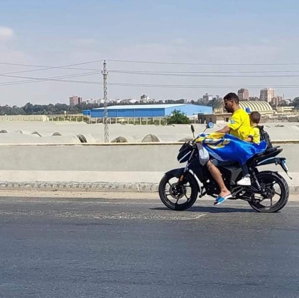 بدراجة بخارية وسط موجة حارة بطريق السويس .. مشجع اسمعلاوي يشعل مواقع التواصل الاجتماعي