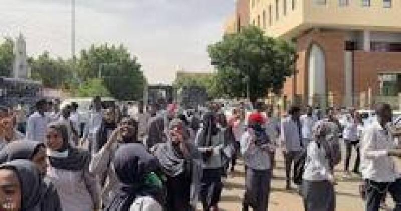 الأزمة الإنسانية تتفاقم في السودان وسكان الخرطوم عالقون بسبب إغلاق الجسور
