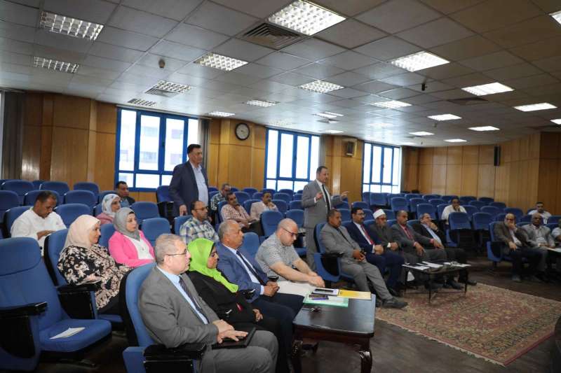 محافظ المنيا يعقد اجتماعاً لمناقشة مشروعات الخطة الاستثمارية الجديدة 2023 /2024