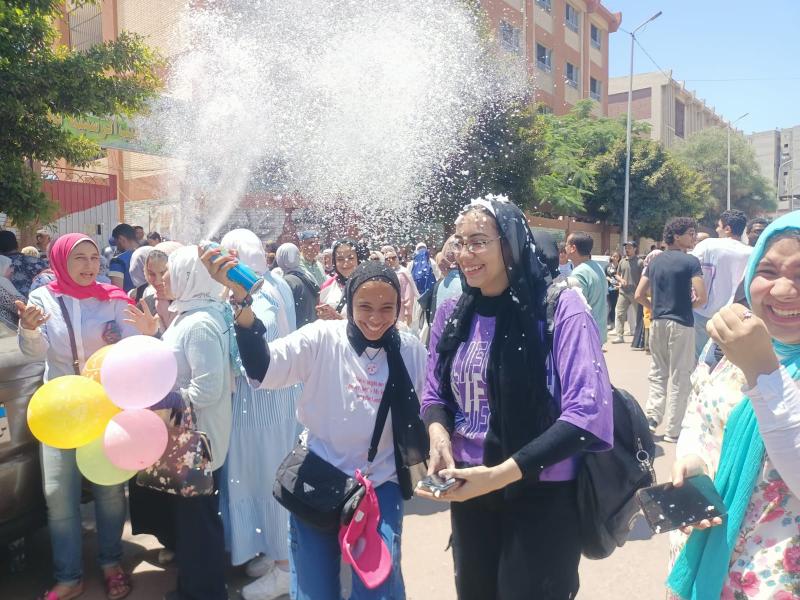 باى باى ثانوية .. فرحة طلاب الثانوية العامة بالإسكندرية بعد انتهاء أمتحانات سنه 2023