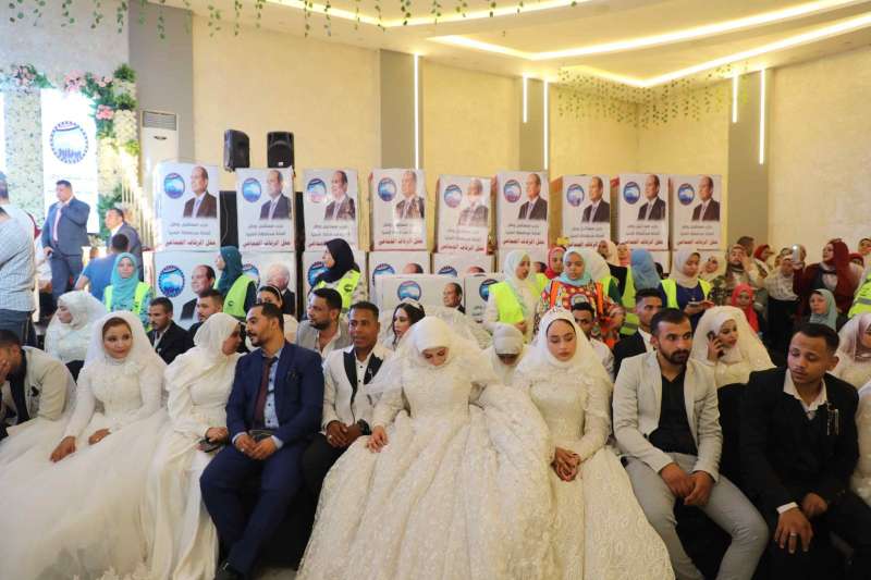 محافظ المنيا يشارك فرحة ٥٠ عريسا وعروسة فى احتفالية مستقبل وطن بالمحافظة