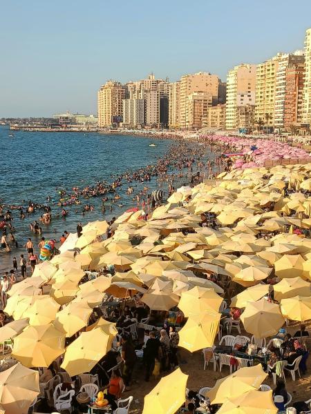 خلصنا الثانوية ويلا على إسكندرية .. إقبال كبير على شواطئ عروس البحر