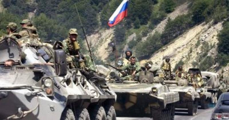 القوات الروسية المتأهبة في لوجانسك