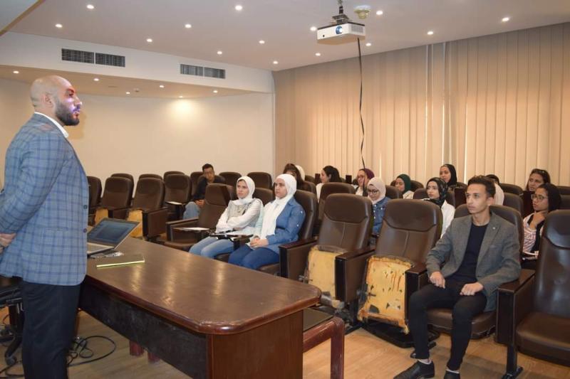غرفة القاهرة تنظم دورات تدريبية متخصصة لطلبة الاكاديمية الحديثة لعلوم الكمبيوتر وتكنولوجيا الإدارة