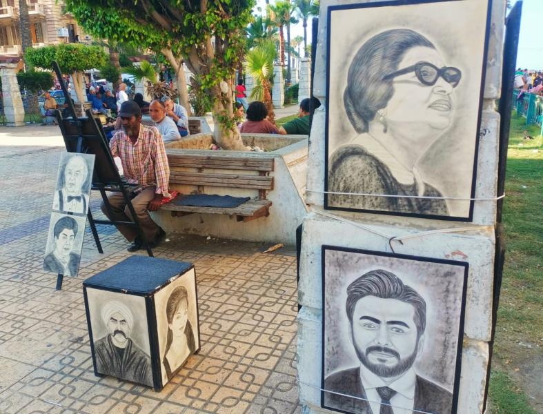 ”عم سعد” رسام الغلابة على بحر إسكندرية: ”لقبونى ببيكاسو مصر”