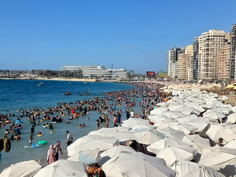 ”كرسى و ترابيزه و شمسيه ببلاش”.. شواطئ الاسكندريه ترحب بالمصطافين