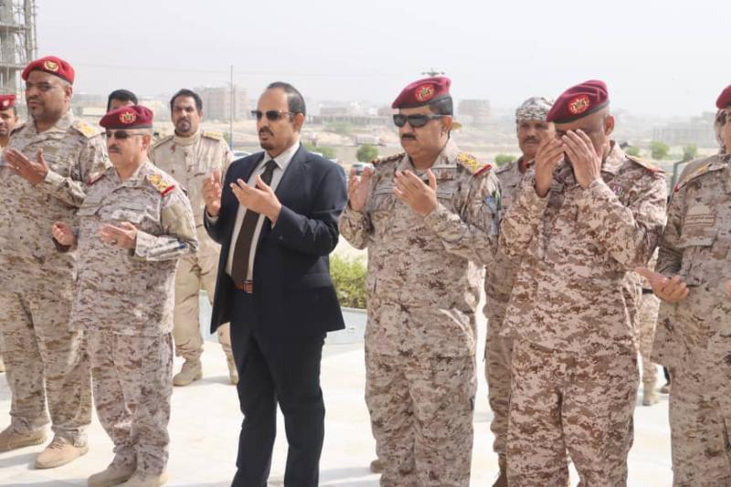 بالصور.. وزير الدفاع اليمني يزور كلية الشرطة وعدد من الألوية العسكرية في المكلا