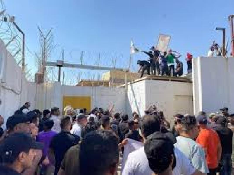 بخراطيم المياه.. قوات الأمن العراقية تفرق محتجين أمام سفارة السويد