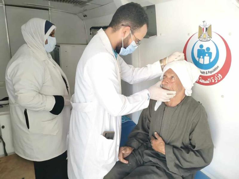 المنيا: توقيع الكشف الطبي على ١٤٠٩ مريضا خلال قافلة حياة كريمة بمغاغة