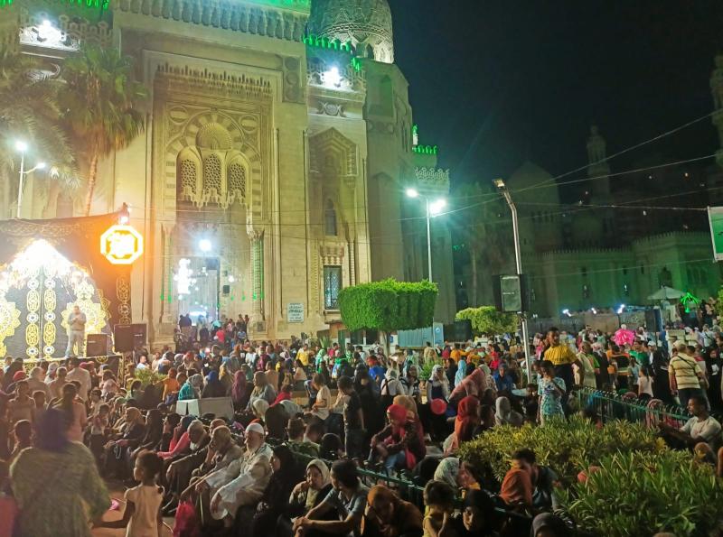 المئات يتوافدون للإحتفال بالليلة الختامية لمولد المرسى أبو العباس بالإسكندرية