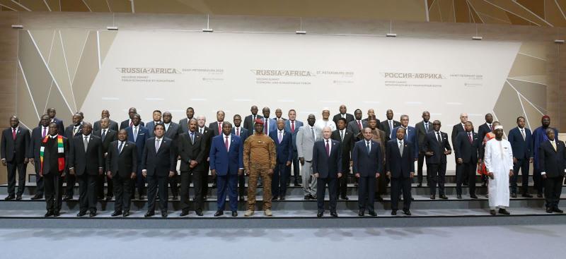 صورة جماعية للرئيس السيسي والقادة الافارقة في القمة الروسية الافريقية