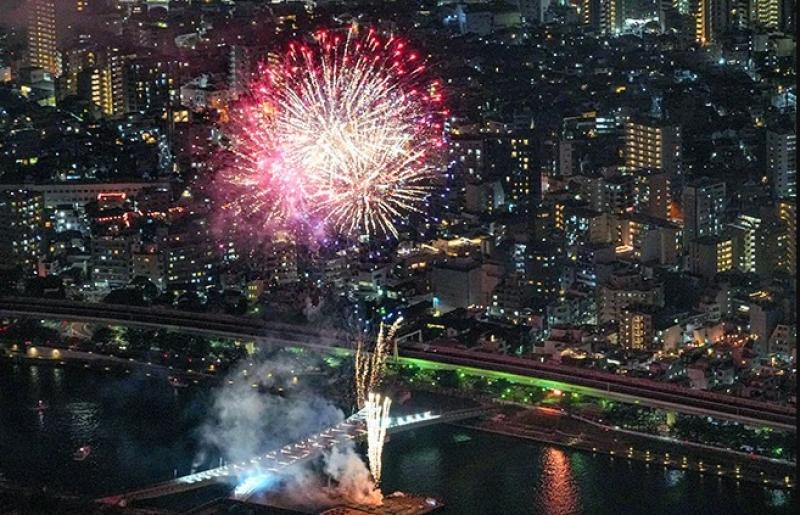 أكثر من مليون شخص يتابعون مهرجان سوميدا ريفر للألعاب النارية في طوكيو