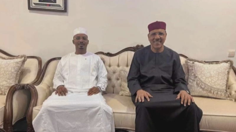 الرئيس المخلوع محمد بازوم مع رئيس تشاد في اول ظهور له منذ الانقلاب