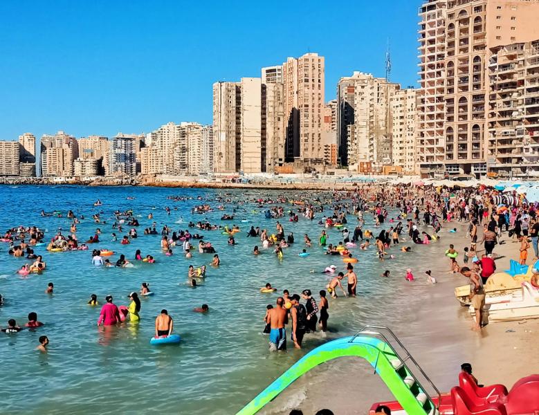 ”هربوا من الحر للبحر” .. إقبال متوسط على شواطئ الإسكندرية