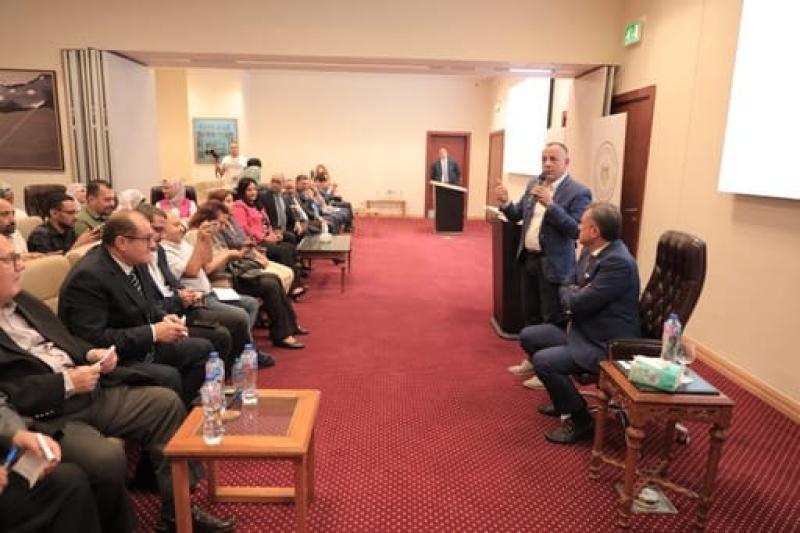 لقاء وزير السياحة والآثار وفرق العمل بالوزارة مع الصحفيين والإعلاميين