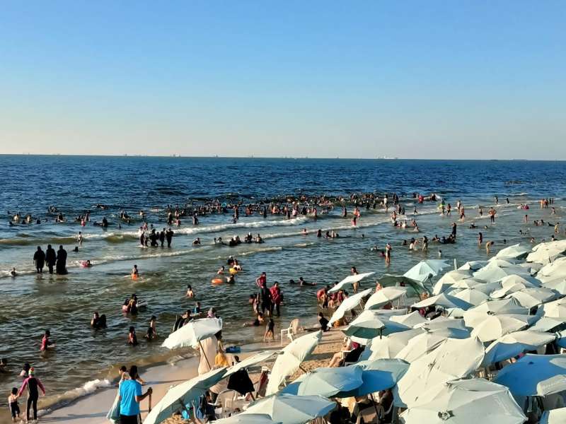 ”مفيش مكان فى البحر” .. إقبال كبير على شواطئ غرب الإسكندرية